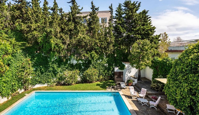 Mediterranean house with private garden and pool