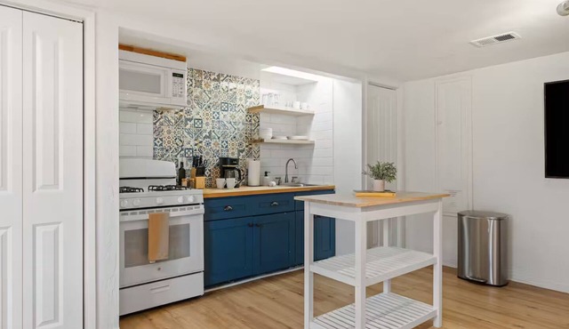 Mediterranean-inspired 1BR Guesthouse - Full Kitchen, Workspace & Garden