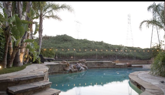 Mediterranean Pool House Exactly behind Magic Mountain and Hurricane Harbor !