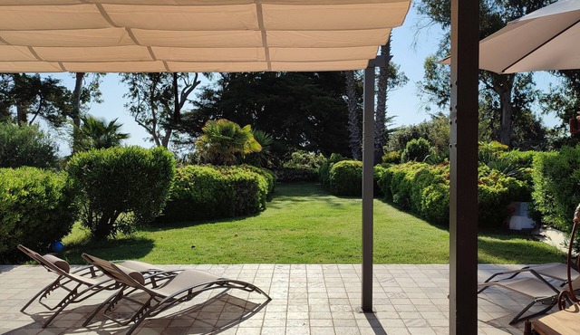 Mediterranean vacation home for 4 people right on the sandy beach