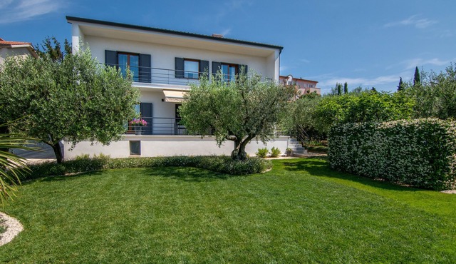 Medulin -Stylish 3-room apartment, quiet location, private garden, 300m from the sea