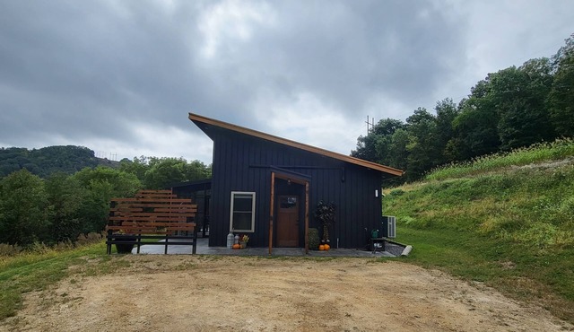 Mee Mee's Cabin Retreat- River, nature, small town, Hot Tubn