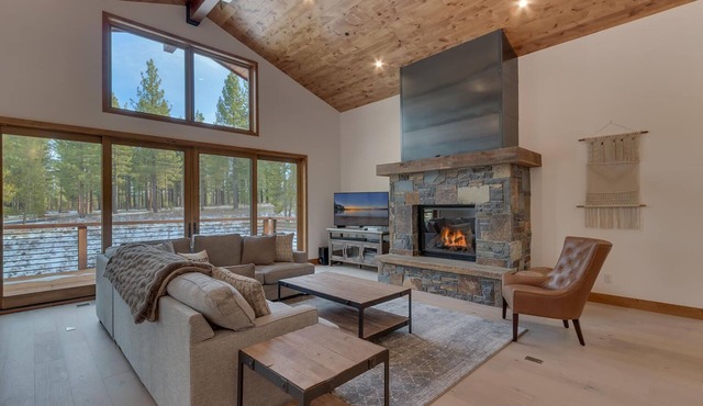 Meek Court at Grays Crossing By Tahoe Getaways - 4BR Modern Luxury w/Private Hot Tub