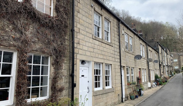 MEG'S DEN, pet friendly, character holiday cottage in Hebden Bridge