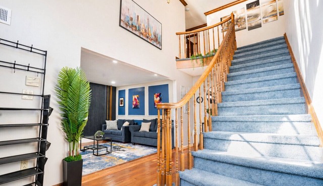 Mega 6BR Mansion, 12 Beds, Free Parking near NYC
