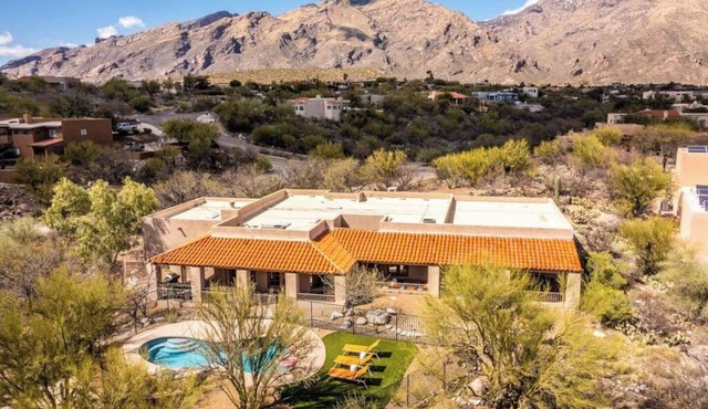 Mega Fun Desert Villa w Pool, Cinema, Arcade, Spa