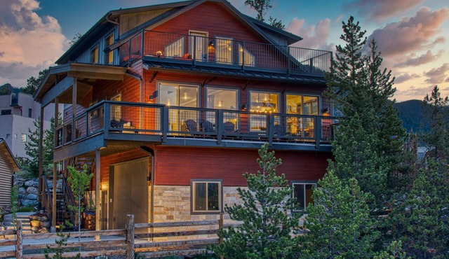 Mega Mountain Retreat- Space, Best Views, Walk to Town!