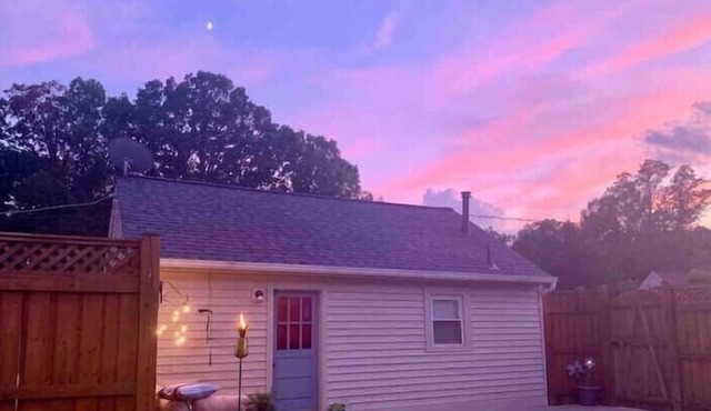 Megan's Entire Cottage Studio Located 10 Minutes From D.C. With Private Parking