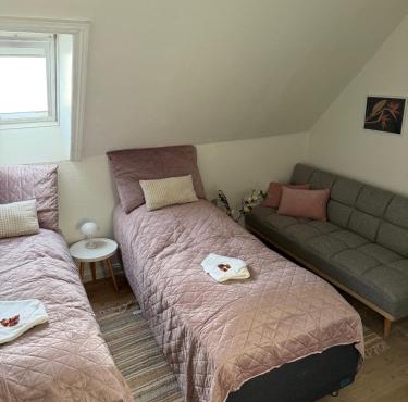 Meget central, fri parkering, 4-7 personers overnatningssted