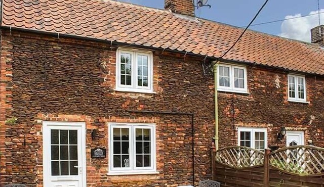 MEGGIE'S COTTAGE, romantic, character holiday cottage in Dersingham