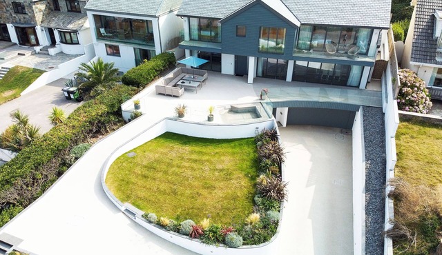 MEGIZZY, pet friendly, country holiday cottage in Polzeath