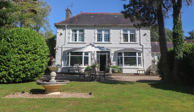 MEIFOD COUNTRY HOUSE, family friendly in Bontnewydd, Gwynedd