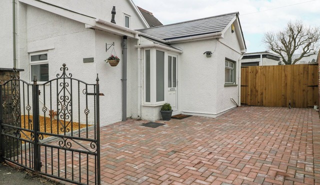 MEILLION, pet friendly, with a garden in Hirwaun