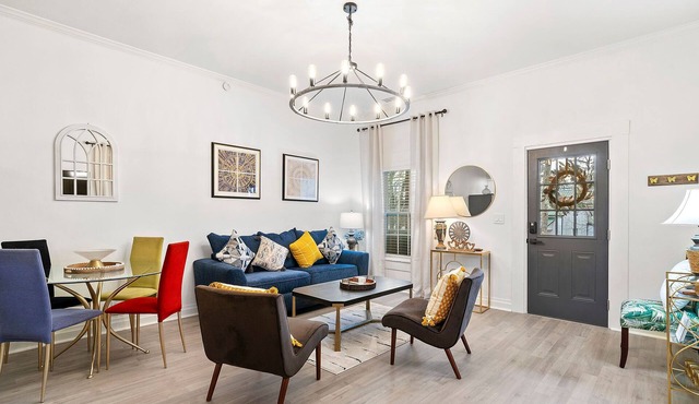 Mel-C's Cozy Cottage nComfy Retreat in the Heart of nDowntown Monroe Georgia