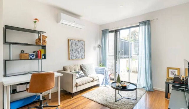 MEL Latrobe Uni townhouse for 6 people tram golf RMIT Bundoora