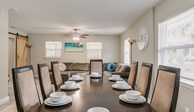 Melbourne 6 bed/2 bath Sleeps 12 BEDS 5King/1Qn