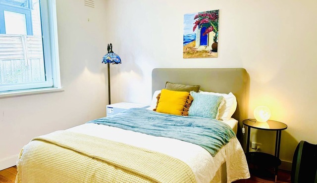 Melbourne: Air-conditioned, balcony, garden. Close to Rod Laver Arena and MCG.