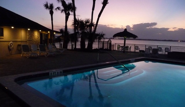 Melbourne Beach Cottage - Park Model - 3 Pools-Private Beach-Tennis-Clubhouses