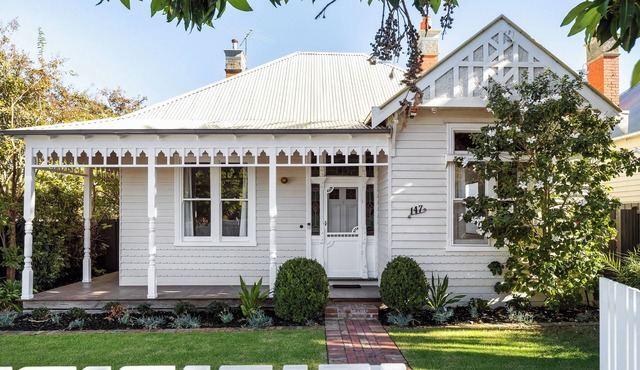 Melbourne Family Home with a huge pool