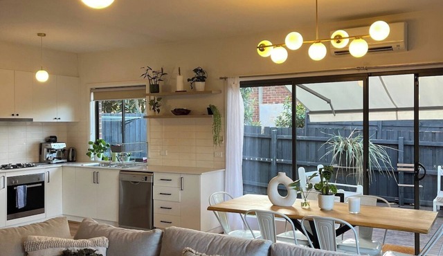 Melbourne home, close to Airport & Train Station