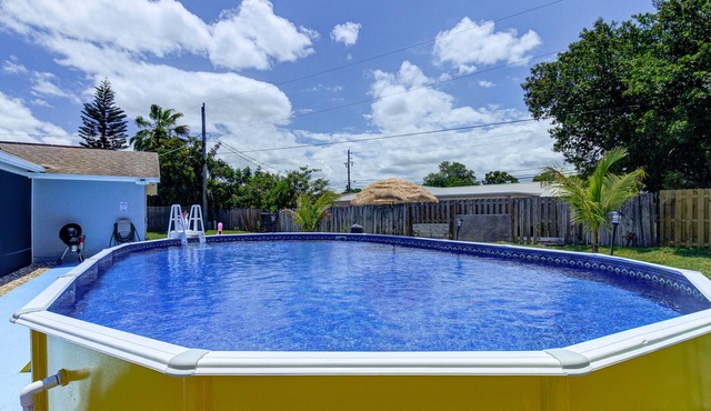 Melbourne home w/King beds, HEATED Pool, 10 mins to the beach and near USSSA!