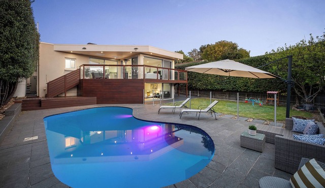 Melbourne Spacious 4-bedroom Poolside comfort for the whole family