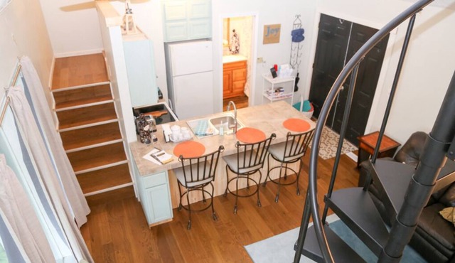 Melby Manor Loft-Private Lakeside Apartment