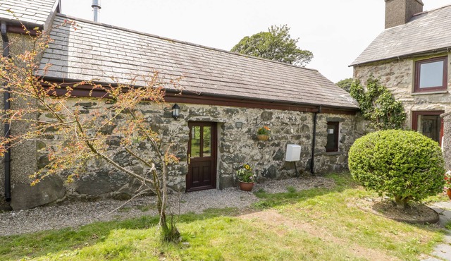 MELIN BACH, pet friendly, character holiday cottage in Porthmadog