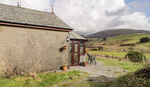 MELIN NEWYDD, pet friendly, character holiday cottage in Porthmadog