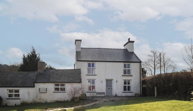 MELIN RHOS FARM, pet friendly, country holiday cottage in Moelfre
