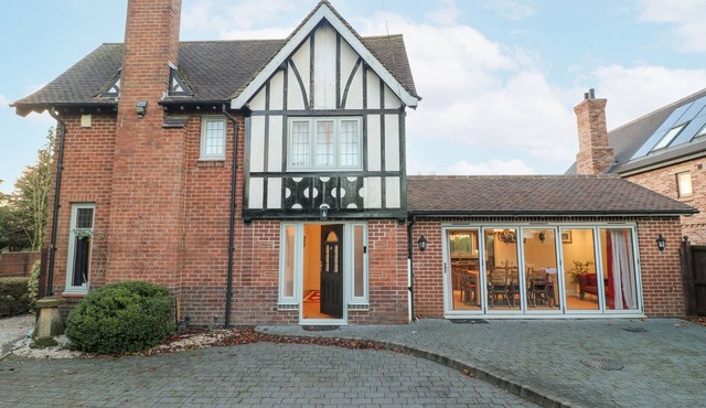 MELLBREAK, pet friendly, with hot tub in Ashby-De-La-Zouch