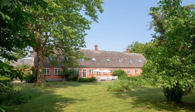 Mellem-rummet Guesthouse & Glamping