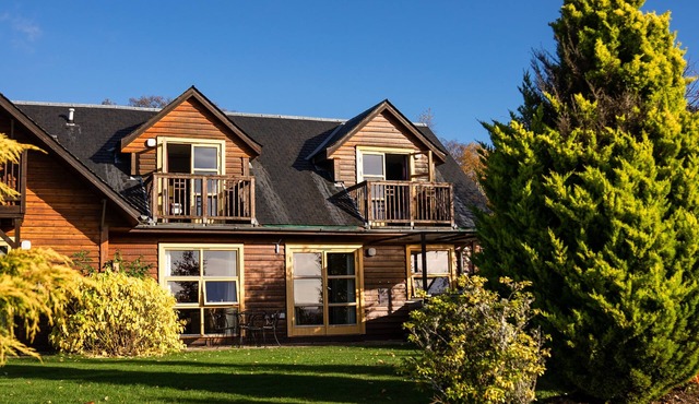 Mellerstain Lodge (No.2) Pets allowed - sleeps 6 guests in 2 bedrooms