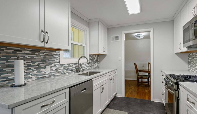 Mellow Yellow - 7 Minutes To Uo & 4 Minutes To Downtown 3 Bedroom Home