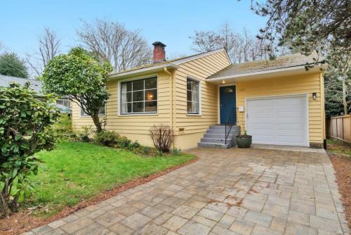 Mellow Yellow Near UW With Cozy Patio