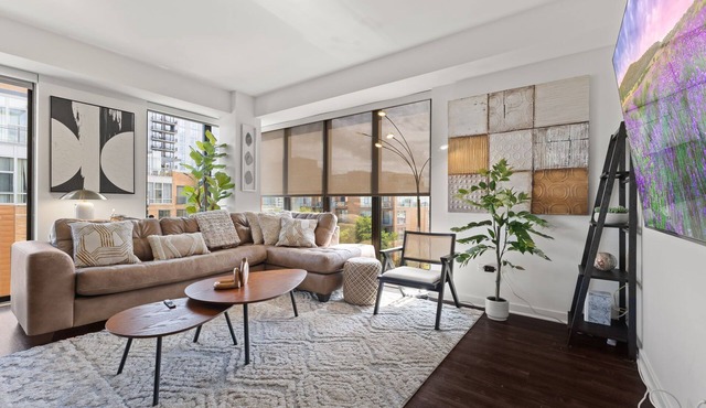 "Melody of Evanston" 3BD, 2BA UrbanLux Condo