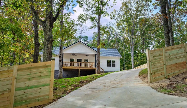 Melody Ridge | Fort Payne | Fast Wi-Fi | King Suite | 4 Smart TVs | Soaking Tub