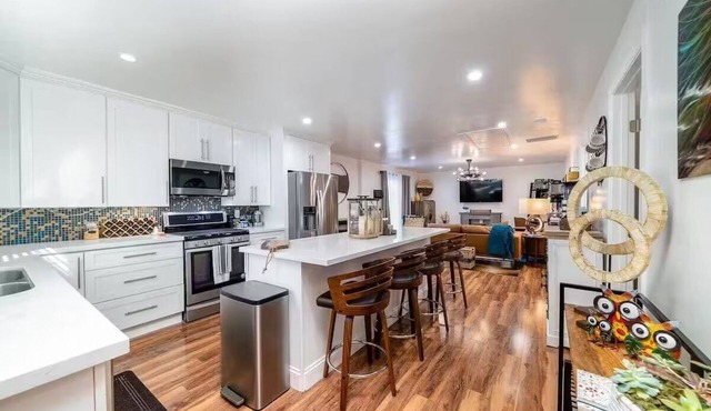 Melrose 2 BR w/large kitchen + fireplace + patio
