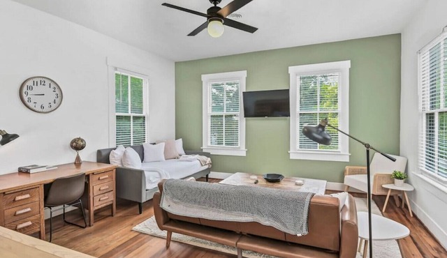 Melrose Heights 1BR | Mins to USC | Sleeps 4!