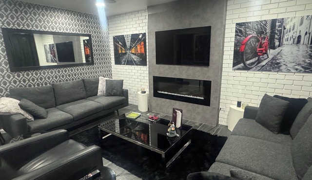 “Melrose Place Style” Dallas Luxury Condo Rental. Poolside Living-Ideal Location