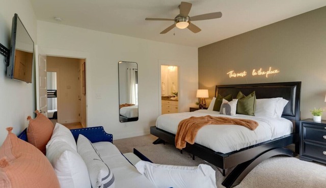 Melrose Townhome Balcony|Walkable to Coffee & Eats