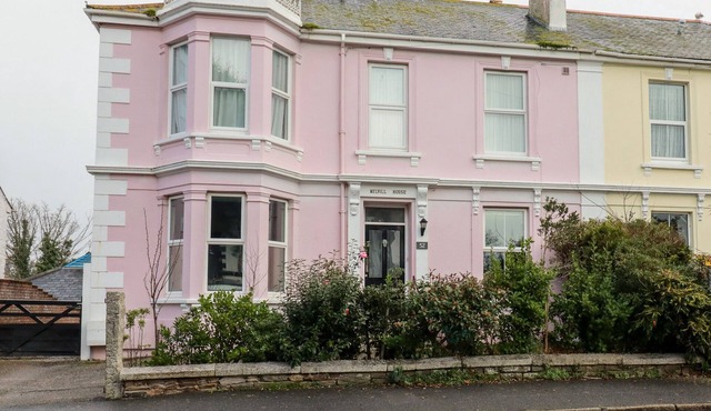 MELVILL HOUSE, pet friendly, character holiday cottage in Falmouth