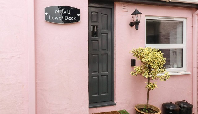 MELVILL LOWER DECK, pet friendly, country holiday cottage in Falmouth