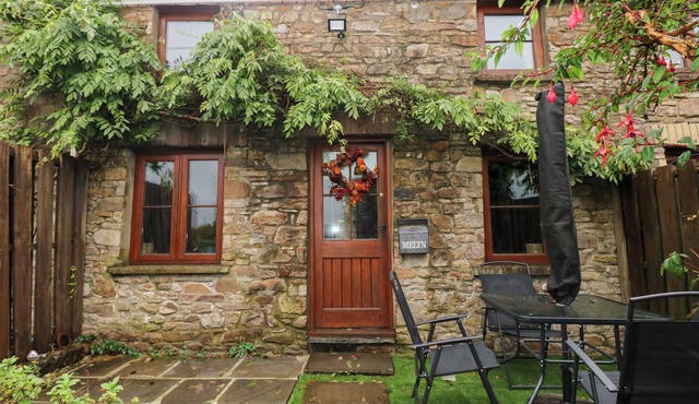MELYN, pet friendly, character holiday cottage in Aberdare