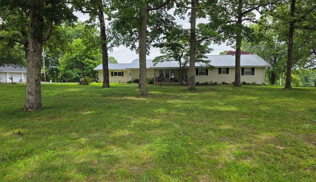 MEMAW'SnSpacious 4 bedroom house with a pool & big yard! Golf course 1 mileaway.