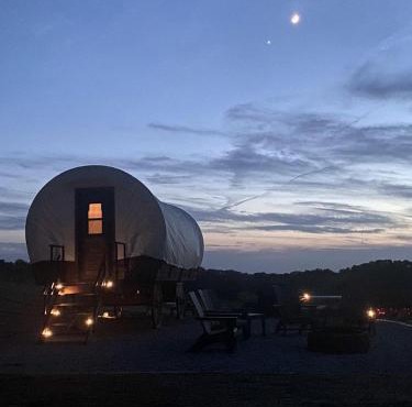Memorable Vacation in 1800s-Style Covered Wagon in Glenwood, Iowa