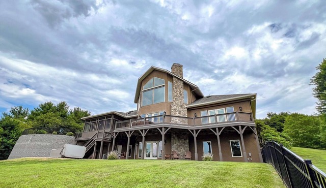 MEMORIAL DAY AVAIL Mount Ever After-4BR/4BA Luxury Home w/Hot Tub