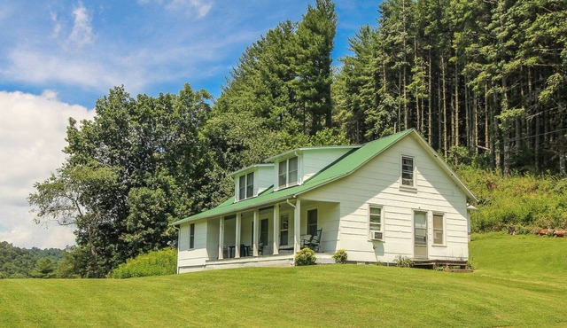 MEMORIAL DAY AVAILABLE! Country Classic - 3BR/1BA w/River Access & WiFi