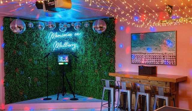 Memories - Hot Tub, Pool & Karaoke Lounge