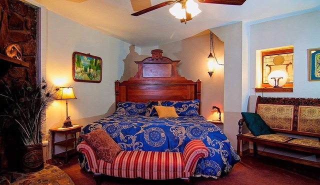 MEMORIES SUITE, FIREPLACE, GARDEN. ONLY HOTEL WITH PARKING IN DOWNTOWN